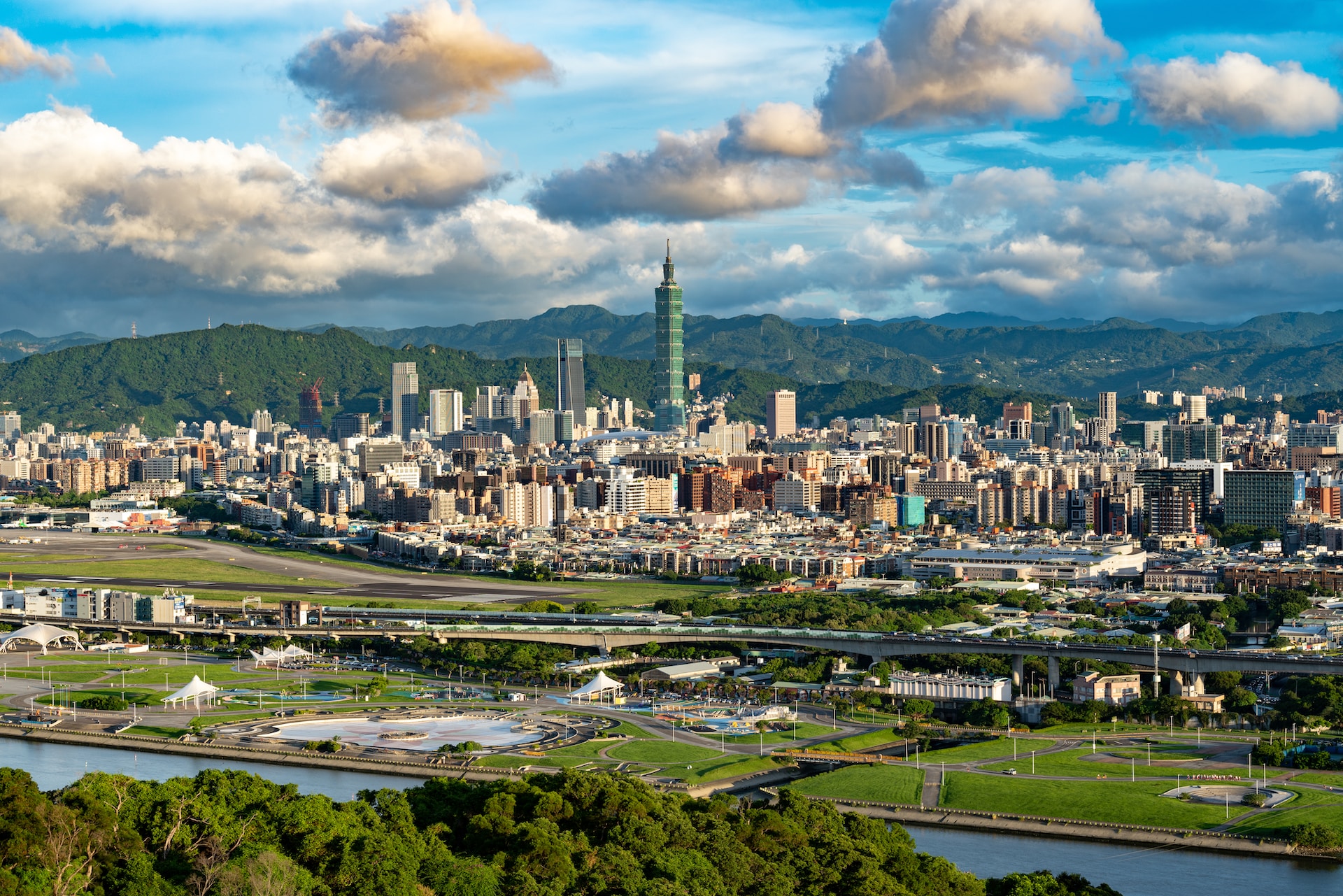 EVA Air Business Class: The Perfect Way to Fly to Taipei